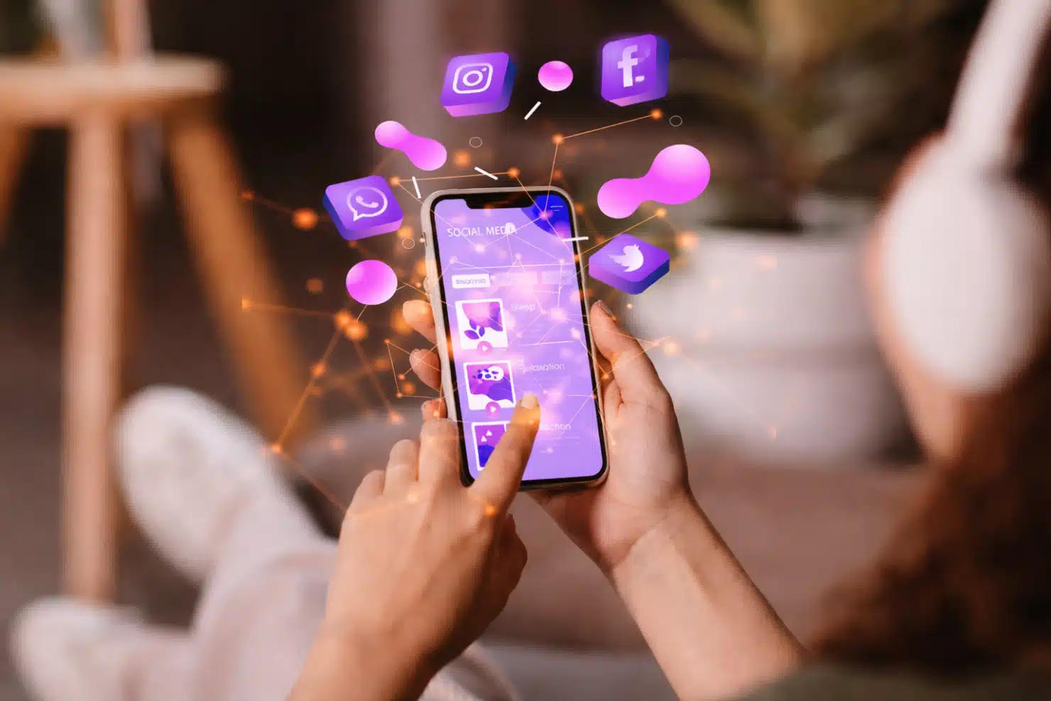 Smartphone affichant plusieurs plateformes sociales utilisées pour vendre sur les réseaux sociaux et promouvoir des produits.